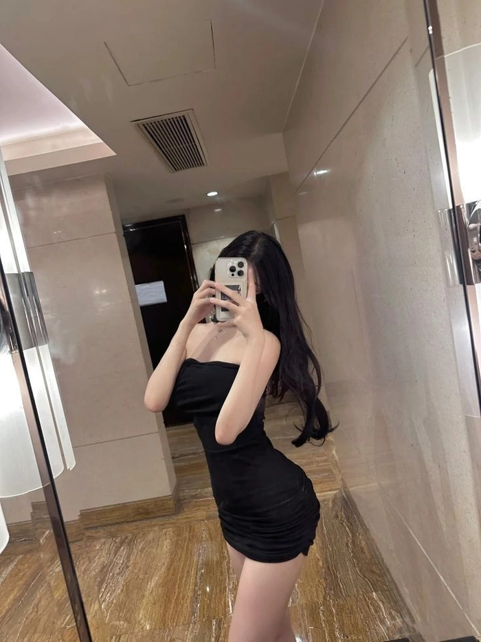 Gái xinh mặc váy ngắn đen phong cách hiện đại