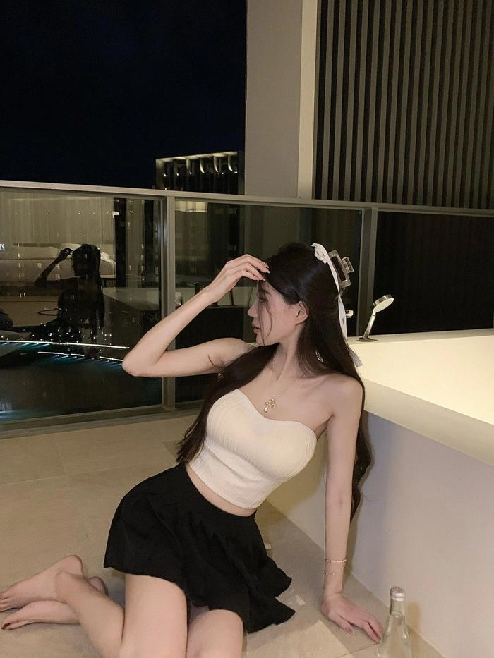 Gái xinh mặc váy ngắn đen trẻ trung