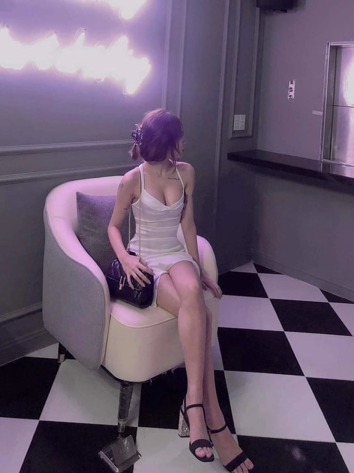 Gái xinh mặc váy ngủ nhẹ nhàng