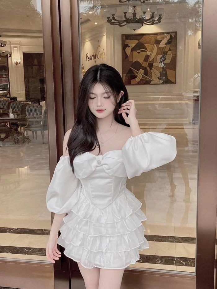 Gái xinh mặc váy trắng ngắn dịu dàng