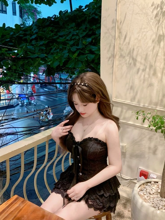 Gái xinh mặc váy xếp ly trẻ trung