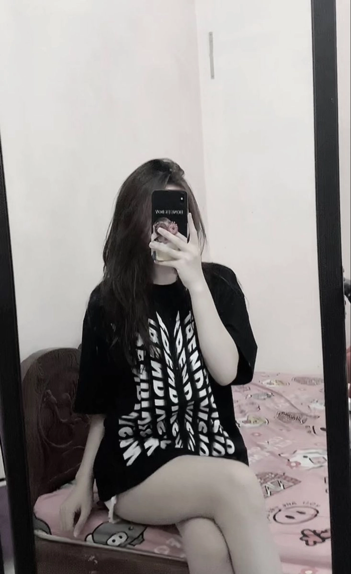 Hình ảnh cô gái che mặt bằng điện thoại cuốn hút