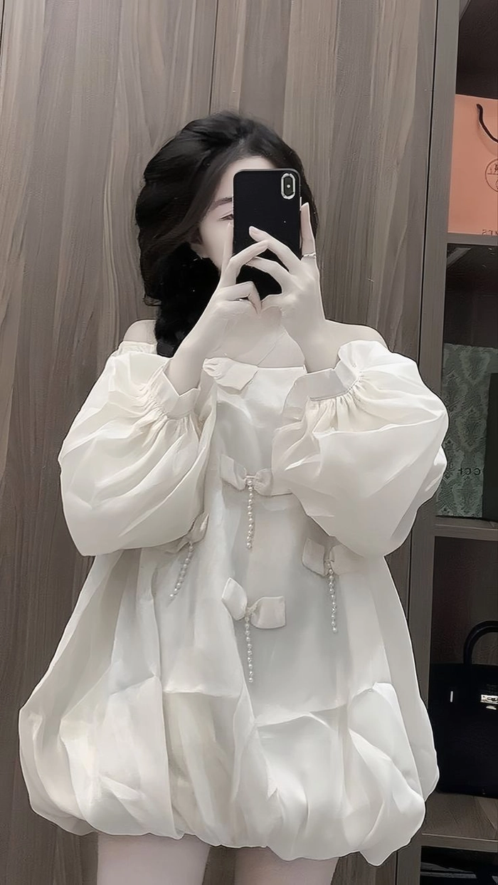 Hình ảnh con gái che mặt bằng điện thoại kín đáo