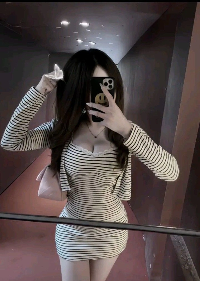 Hình ảnh con gái che mặt bằng điện thoại tự nhiên