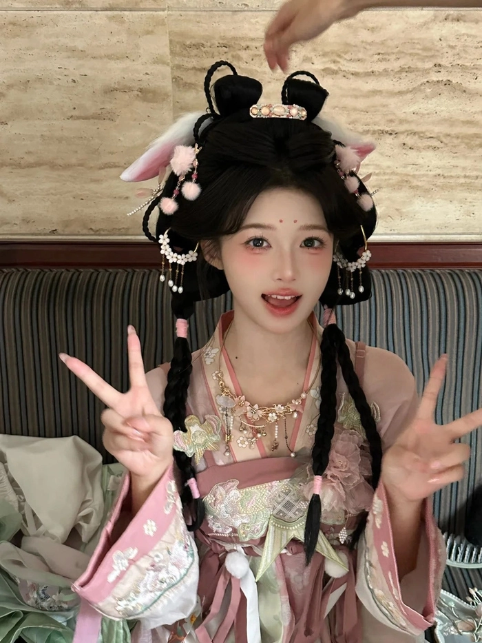 Hình ảnh cosplay thỏ hồng tươi sáng