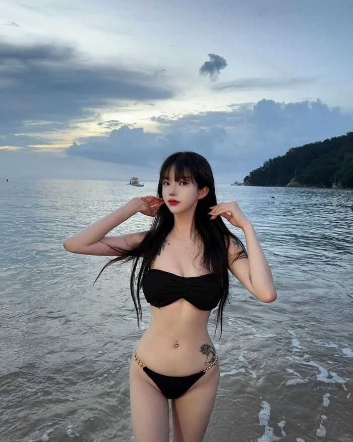 Hình ảnh gái mặc bikini đi biển tự nhiên