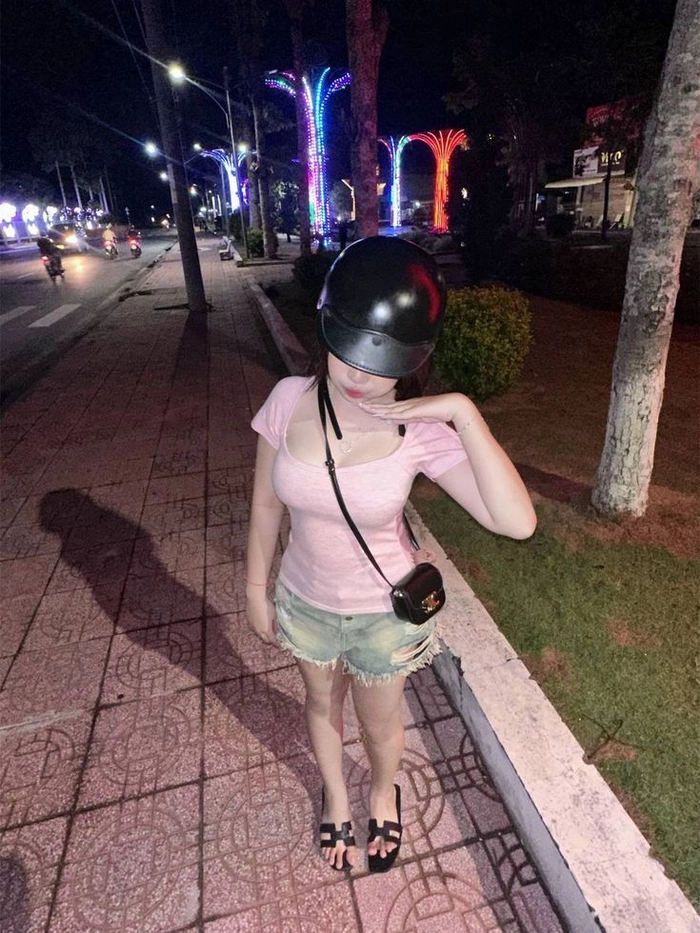 Hình ảnh gái xinh che mặt mang nét dịu dàng