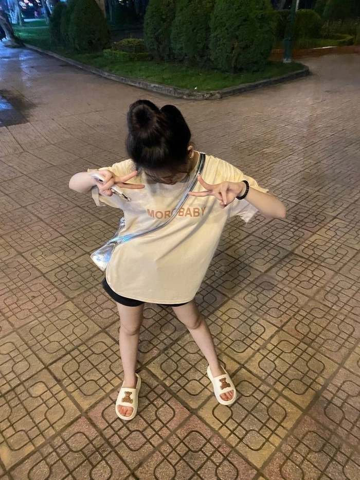 Hình ảnh gái xinh che mặt phong cách đáng yêu