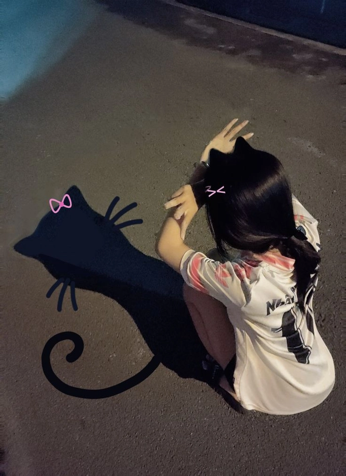 Hình ảnh gái xinh che mặt phong cách tối giản