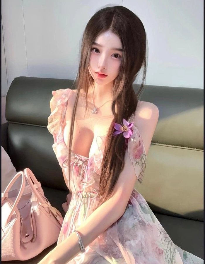 Hình gái xinh mặc pinky che mặt dịu dàng