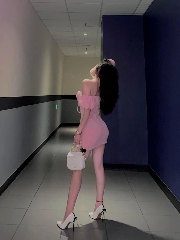 Hình gái xinh mặc pinky ko che tự nhiên