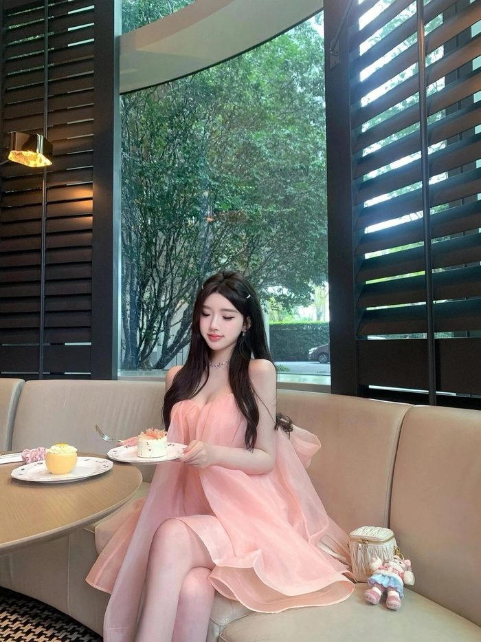 Hình gái xinh mặc pinky mỏng tinh tế