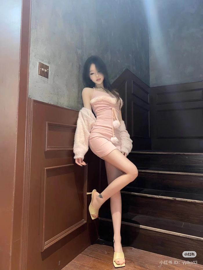 Hình gái xinh mặc pinky nhảy năng động