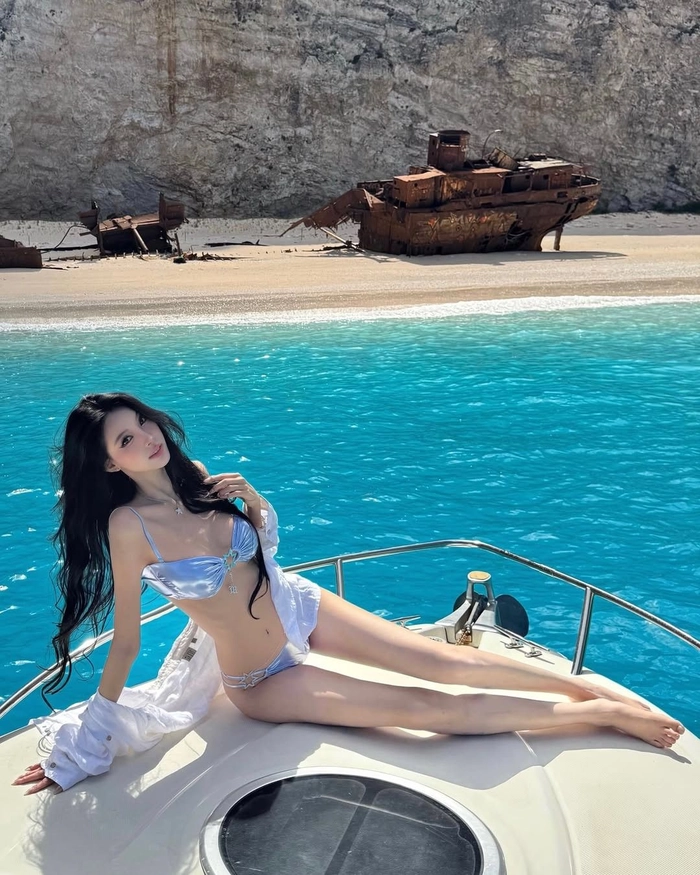 Hot girl Trung Quốc mặc bikini thần thái cuốn hút