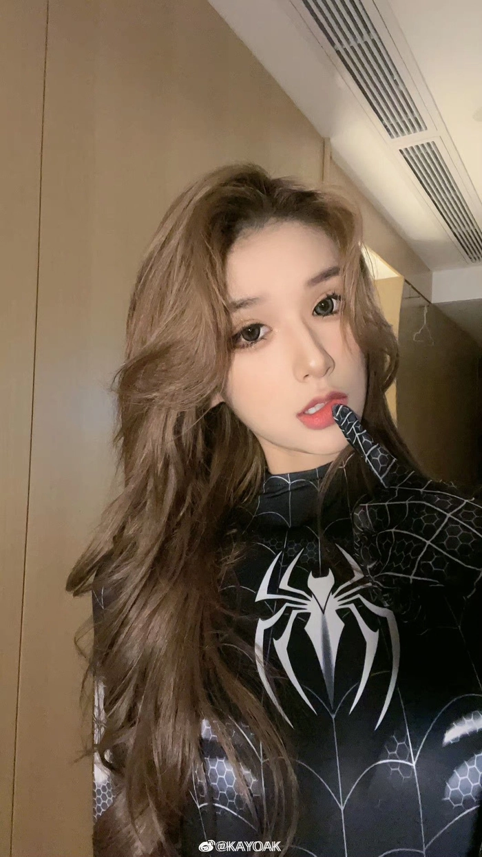 Tiktok gái xinh cosplay Người Nhện đầy cảm hứng